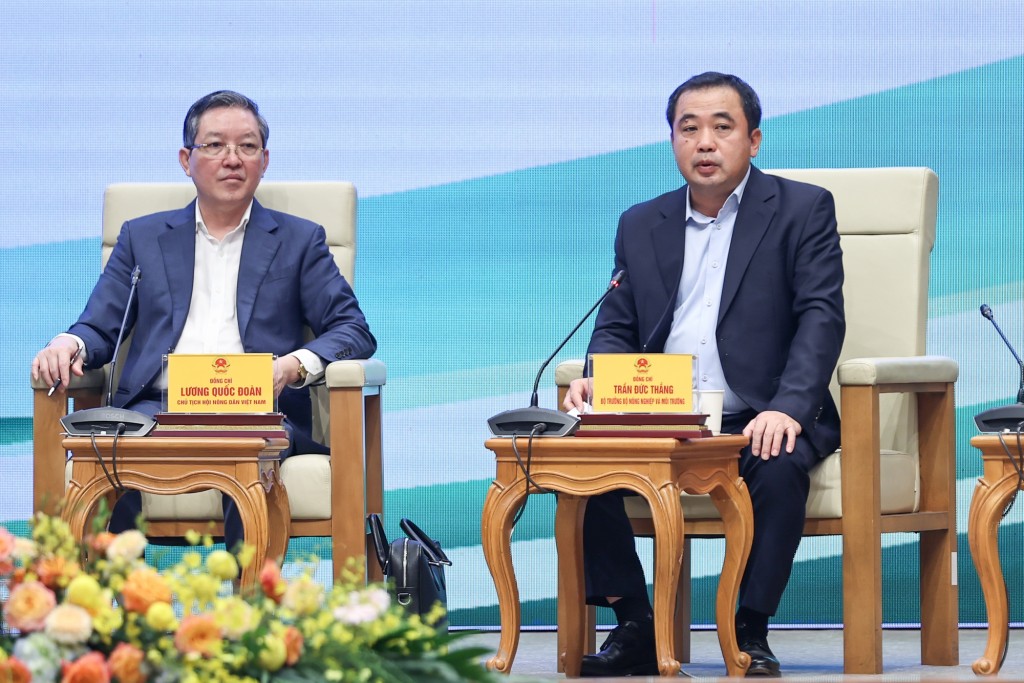 Bộ Bộ trưởng Bộ Nông nghiệp và Môi trường Trần Đức Thắng trao đổi với các đại biểu - Ảnh: VGP/Nhật Bắc