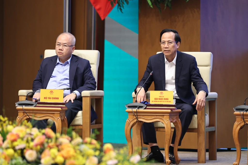 Bộ trưởng Bộ Dân tộc và Tôn giáo Đào Ngọc Dung trao đổi với các đại biểu - Ảnh: VGP/Nhật Bắc