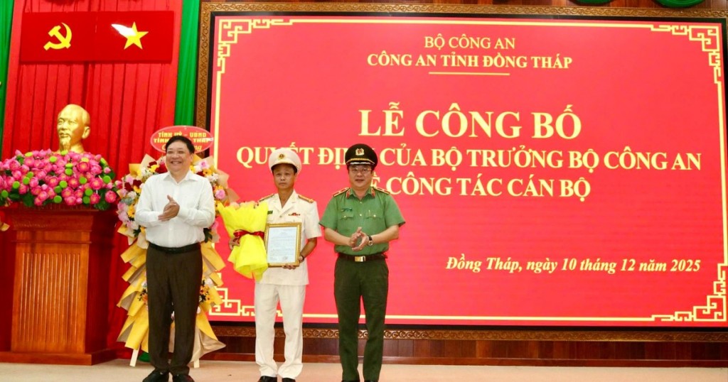 Chủ tịch UBND tỉnh Đồng Tháp Phạm Thành Ngại cùng Thiếu tướng Lâm Phước Nguyên, Giám đốc Công an tỉnh trao hoa chúc mừng Đại tá Trà Quang Thanh.