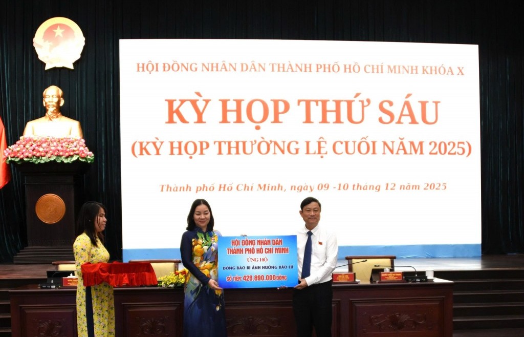 HĐND TP Hồ Chí Minh ủng hộ hơn 400 triệu đồng tới đồng bào bị ảnh hưởng bởi bão, lũ