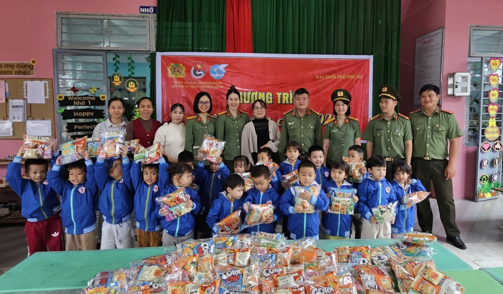 Đoàn công tác trao 366 suất bánh kẹo cho học sinh trường mẫu giáo Vành Khuyên và trường mẫu giáo Ánh Dương