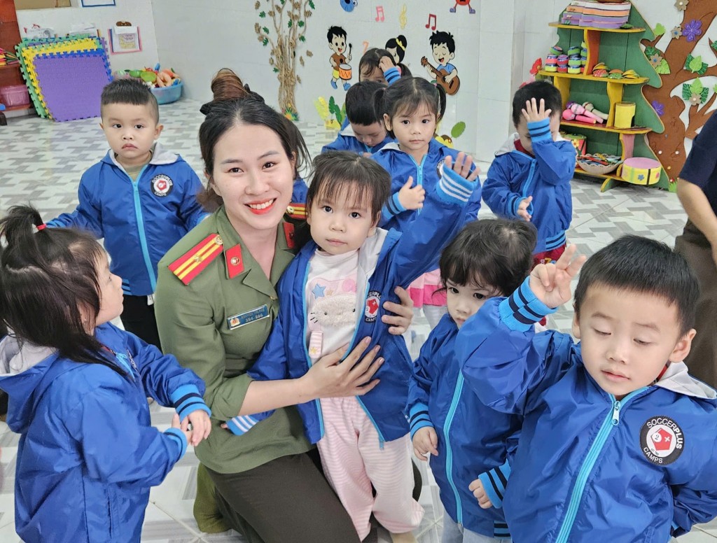 Những món quà nhỏ, chiếc áo khoác, là tấm lòng ấm áp mà Công an TP Đà Nẵng cùng báo Tuổi trẻ Thủ đô và các nhà hảo tâm, mạnh thường quân dành cho các em học sinh vùng cao đồng bào dân tộc thiểu số