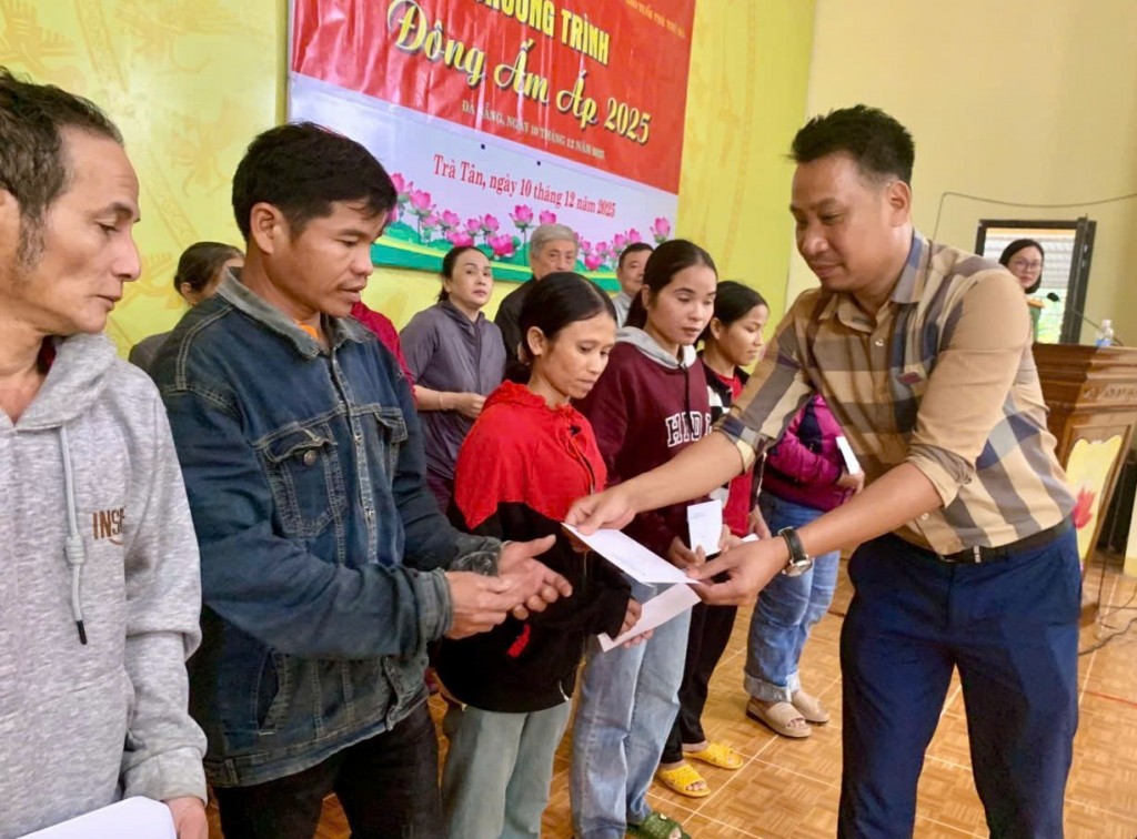 Đại diện Báo Tuổi trẻ Thủ đô trao quà cho các hộ dân trên địa bàn xã Trà Tân