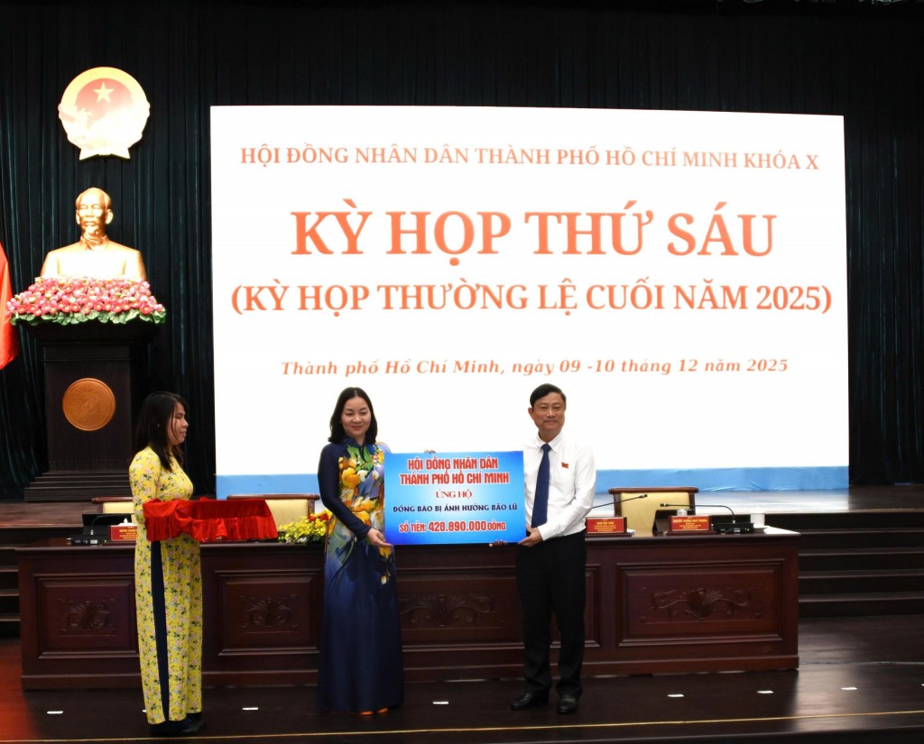 HĐND TP Hồ Chí Minh ủng hộ hơn 400 triệu đồng