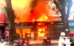 Nhanh chóng dập tắt đám cháy nhà dân ở phố Lò Đúc