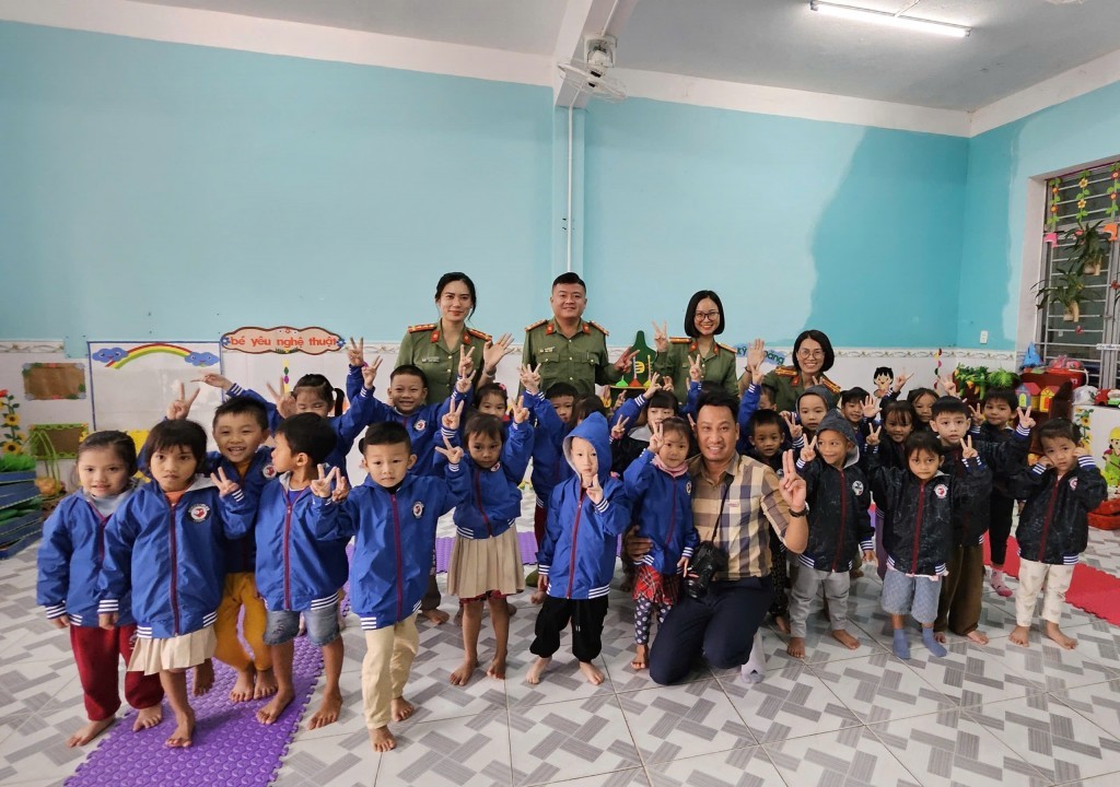 Đoàn công tác thăm hỏi và giao lưu cùng các em học sinh trường mẫu giáo Ánh Dương