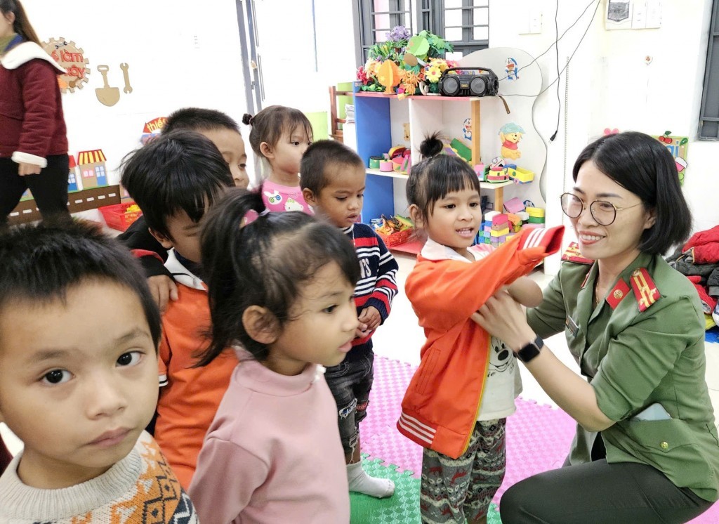 Những chiếc áo được trao tận tay các em nhỏ không chỉ giúp các em thêm ấm áp trong những ngày đông giá lạnh, mà còn thể hiện tình cảm, sự sẻ chia