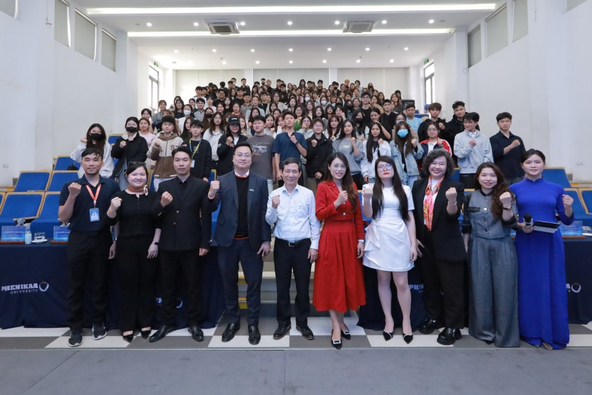 Các vị đại biểu cùng sinh viên chụp ảnh lưu niệm tại chương trình Các vị đại biểu cùng sinh viên chụp ảnh lưu niệm tại chương trình