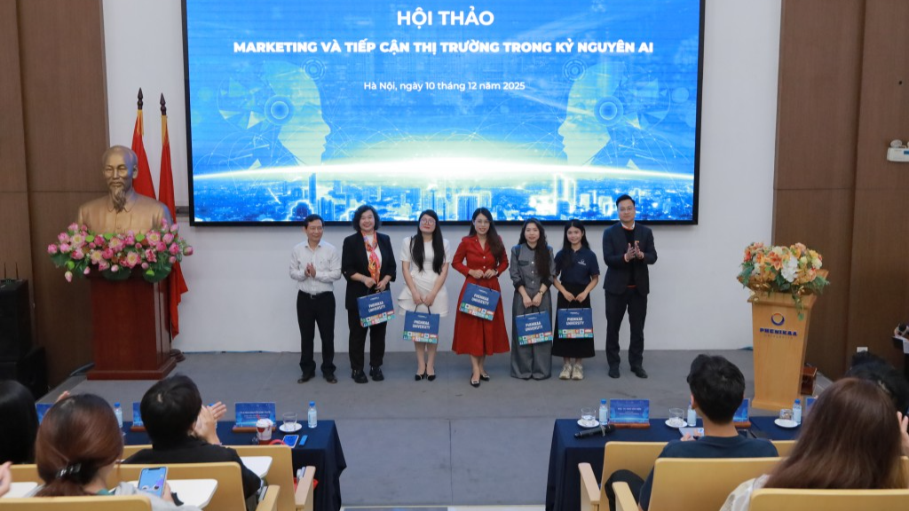 Ban Tổ chức tặng quà tri ân các vị diễn giả Ban Tổ chức tặng quà tri ân các vị diễn giả