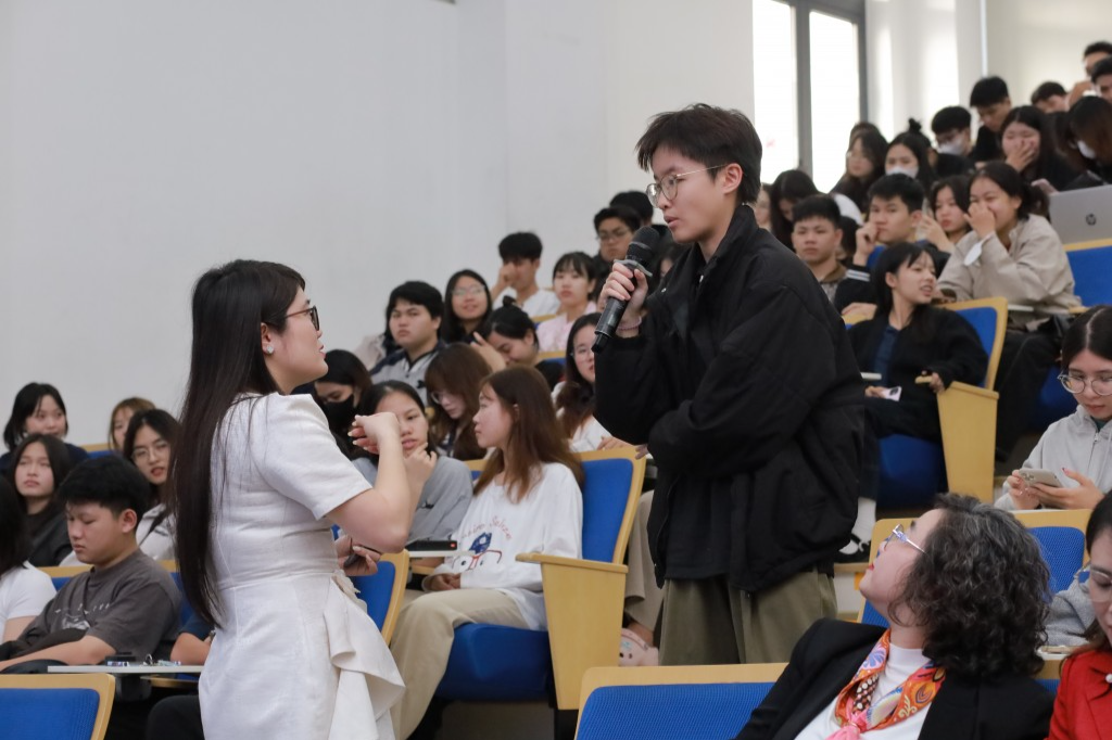 Các bạn sinh viên chia sẻ tại hội thảo Các bạn sinh viên chia sẻ tại hội thảo