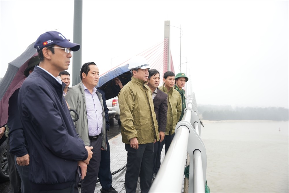 Chủ tịch UBND thành phố Huế Nguyễn Khắc Toàn khảo sát khu vực ven biển Thuận An Chủ tịch UBND thành phố Huế Nguyễn Khắc Toàn khảo sát khu vực ven biển Thuận An