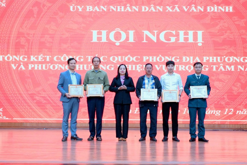 Các tập thể xuất sắc được khen thưởng Các tập thể xuất sắc được khen thưởng