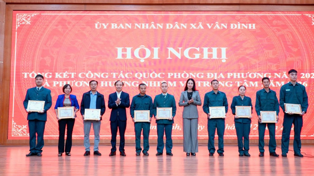 Các cá nhân xuất sắc được khen thưởng tại hội nghị Các cá nhân xuất sắc được khen thưởng tại hội nghị