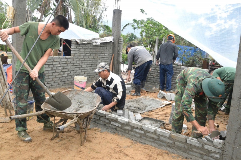 Với tinh thần thần tốc theo chỉ đạo của Chiến dịch Quang Trung, các lực lượng đã làm ngày làm đêm, vượt mọi điều kiện khó khăn về thời tiết để giúp Nhân dân sớm dựng lên những ngôi nhà mới (Ảnh: QK5) Với tinh thần thần tốc theo chỉ đạo của Chiến dịch Quang Trung, các lực lượng đã làm ngày làm đêm, vượt mọi điều kiện khó khăn về thời tiết để giúp Nhân dân sớm dựng lên những ngôi nhà mới (Ảnh: QK5)