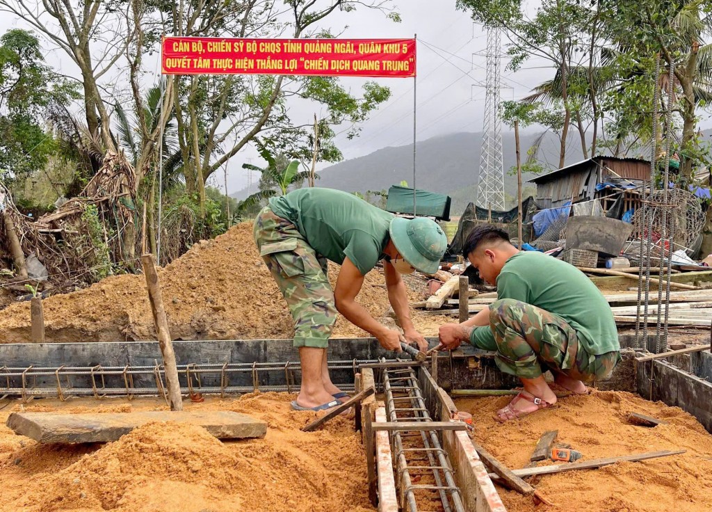 Màu áo xanh của những người lính bộ đội Cụ Hồ miệt mài trên các công trường để xây dựng những ngôi nhà mới cho Nhân dân (Ảnh: QK5) Màu áo xanh của những người lính bộ đội Cụ Hồ miệt mài trên các công trường để xây dựng những ngôi nhà mới cho Nhân dân (Ảnh: QK5)