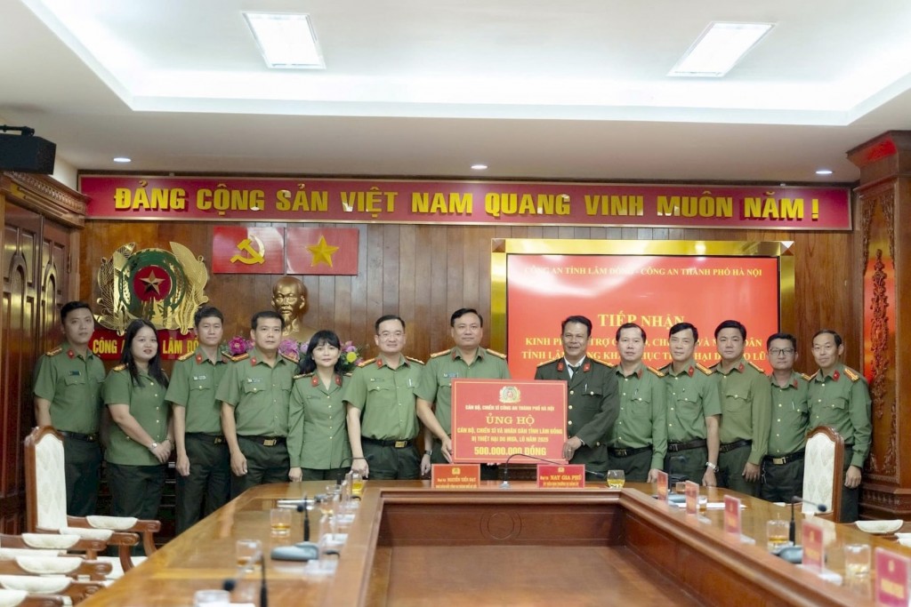 Công an Thành phố Hà Nội trao 500 triệu đồng cho Công an tỉnh Lâm Đồng (Ảnh: CA) Công an Thành phố Hà Nội trao 500 triệu đồng cho Công an tỉnh Lâm Đồng (Ảnh: CA)