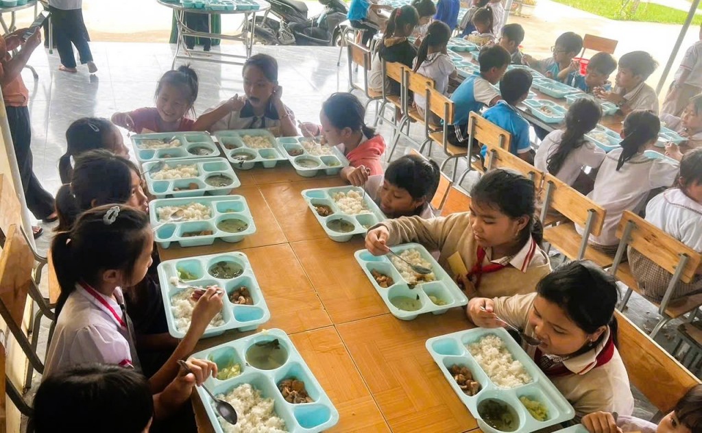 Nhiều trường học vùng khó khăn tại Đắk Lắk vô cùng lo lắng khi tài khoản của dự án thông báo tạm thời đóng băng sẽ ảnh hưởng đến bữa ăn của hàng trăm học sinh Nhiều trường học vùng khó khăn tại Đắk Lắk vô cùng lo lắng khi tài khoản của dự án thông báo tạm thời đóng băng sẽ ảnh hưởng đến bữa ăn của hàng trăm học sinh