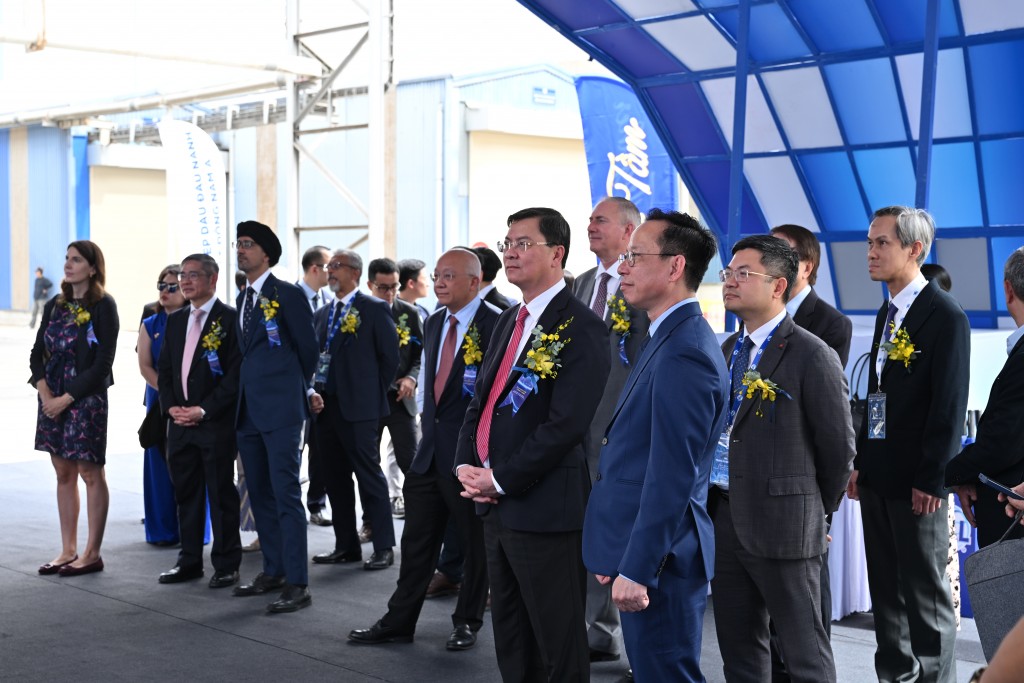 15. Phó Chủ tịch Ủy ban nhân dân Thành phố Hồ Chí Minh cùng các đại biểu tại buổi lễ 15. Phó Chủ tịch Ủy ban nhân dân Thành phố Hồ Chí Minh cùng các đại biểu tại buổi lễ