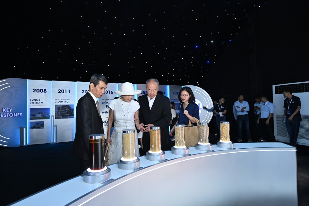 18. Quan khách được giới thiệu về những cột mốc quan trọng trong hành trình hình thành và phát triển của VAL và các sản phẩm đầu ra tiêu biểu mà VAL cung cấp cho khách hàng 18. Quan khách được giới thiệu về những cột mốc quan trọng trong hành trình hình thành và phát triển của VAL và các sản phẩm đầu ra tiêu biểu mà VAL cung cấp cho khách hàng