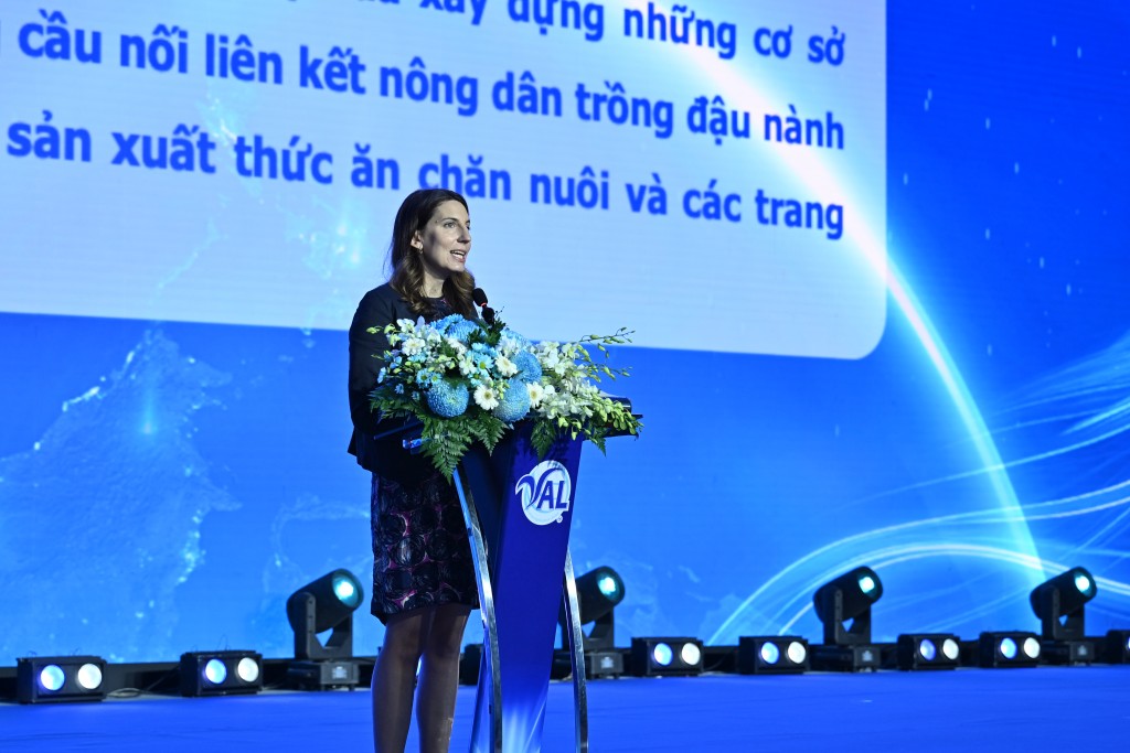 5. Bà Anne Benjaminson, Phó tổng Lãnh sự Hoa Kỳ tại Thành phố Hồ Chí Minh, gửi lời chúc mừng đến cột mốc mới của công ty VAL 5. Bà Anne Benjaminson, Phó tổng Lãnh sự Hoa Kỳ tại Thành phố Hồ Chí Minh, gửi lời chúc mừng đến cột mốc mới của công ty VAL