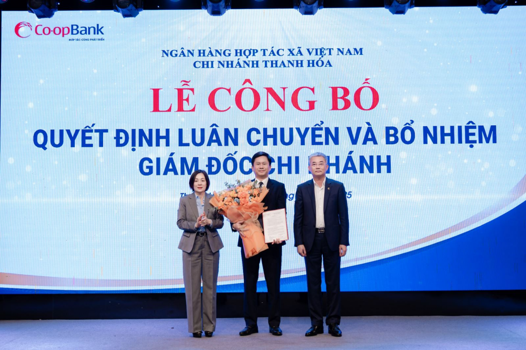 Ông Nguyễn Quốc Cường - Chủ tịch HĐQT Co-opBank và Bà Phạm Thị Hồng Minh - Tổng Giám đốc Co-opBank trao Quyết định và tặng hoa chúc mừng ông Trần Ngọc Thái - Giám đốc Co-opBank Chi nhánh Nghệ An được điều động, luân chuyển giữ chức vụ Giám đốc Co-opBank Chi nhánh Thanh Hoá Ông Nguyễn Quốc Cường - Chủ tịch HĐQT Co-opBank và Bà Phạm Thị Hồng Minh - Tổng Giám đốc Co-opBank trao Quyết định và tặng hoa chúc mừng ông Trần Ngọc Thái - Giám đốc Co-opBank Chi nhánh Nghệ An được điều động, luân chuyển giữ chức vụ Giám đốc Co-opBank Chi nhánh Thanh Hoá