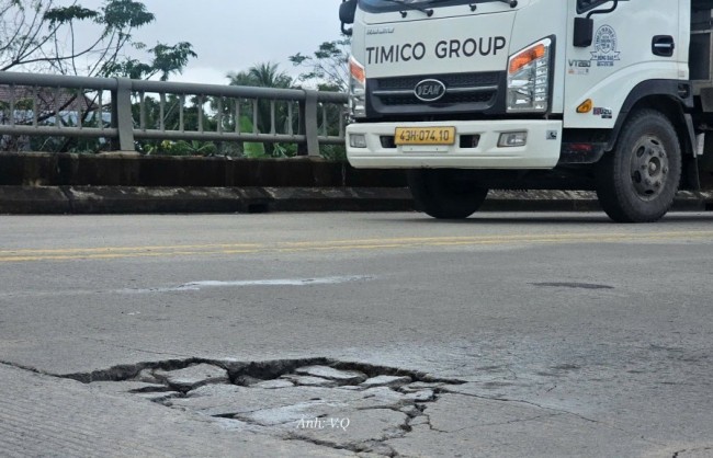 Đà Nẵng: Bề mặt cầu Quảng Hậu xuất hiện hàng loạt vết nứt