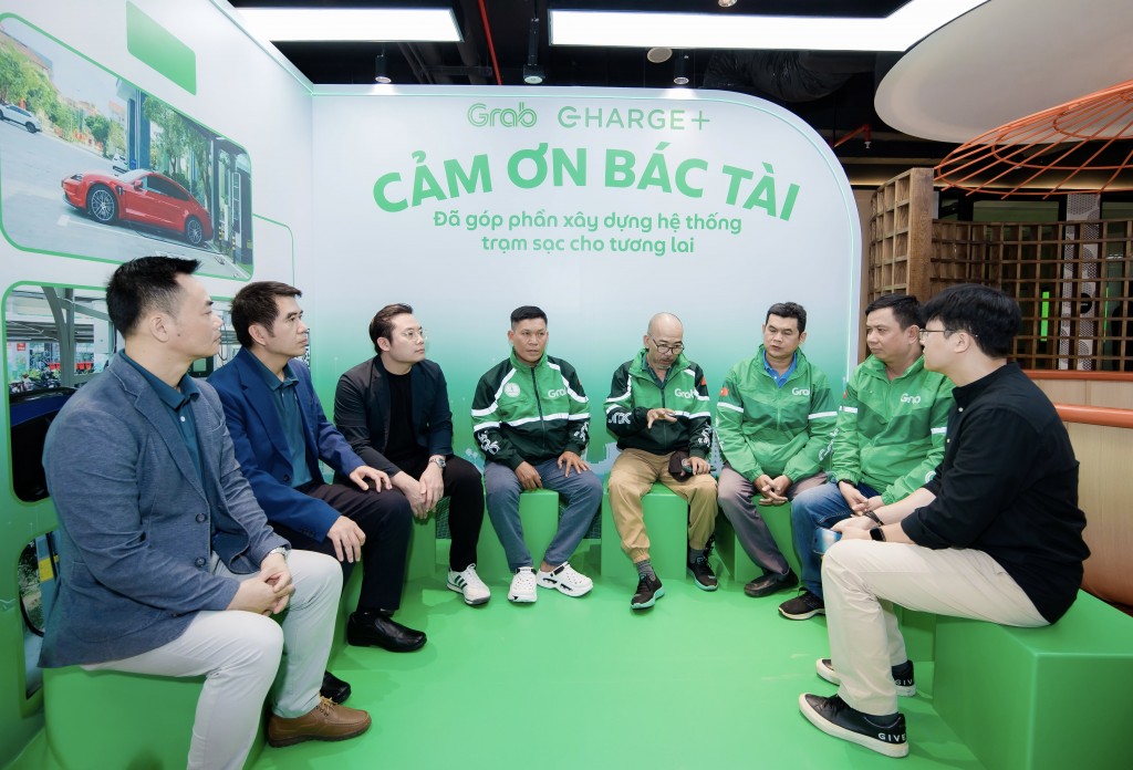 Đại diện Charge+ và Grab lắng nghe chia sẻ của tài xế công nghệ về chuyển đối xe điện Đại diện Charge+ và Grab lắng nghe chia sẻ của tài xế công nghệ về chuyển đối xe điện