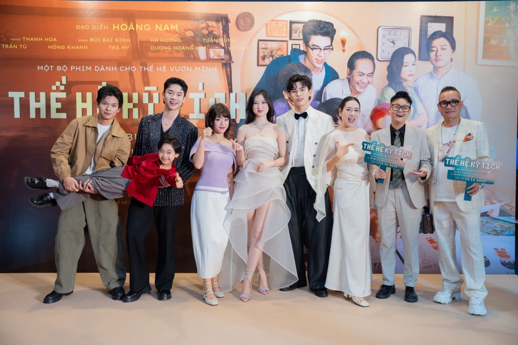 Các diễn viên trẻ hội ngộ tại thảm đỏ trong buổi ra mắt phim Bất ngờ với những diễn viên lần đầu thử sức với điện ảnh