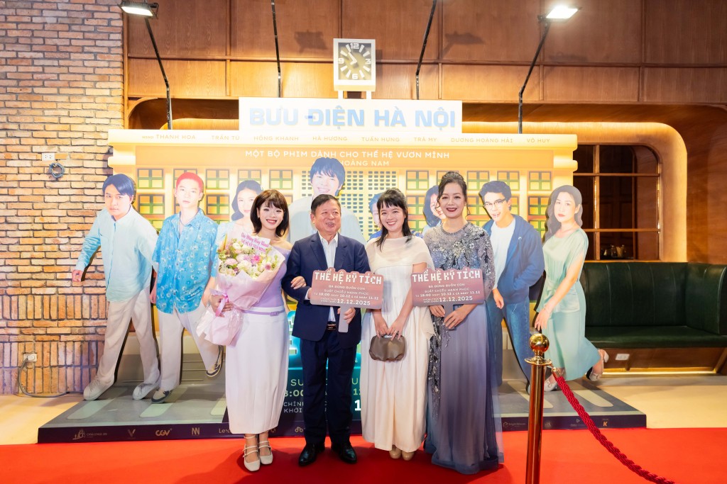 Nhạc sĩ Đỗ Hồng Quân và NS ƯT Chiều Xuân rạng rỡ ủng hộ con gái Hồng Khanh (bên trái) trong tác phẩm điện ảnh đầu tay Nhạc sĩ Đỗ Hồng Quân và NS ƯT Chiều Xuân rạng rỡ ủng hộ con gái Hồng Khanh (bên trái) trong tác phẩm điện ảnh đầu tay