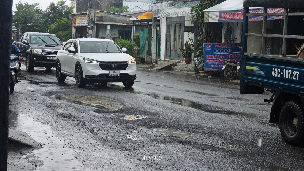 Bề mặt cầu Quảng Hậu xuất hiện hàng loạt vết nứt Bề mặt cầu Quảng Hậu xuất hiện hàng loạt vết nứt