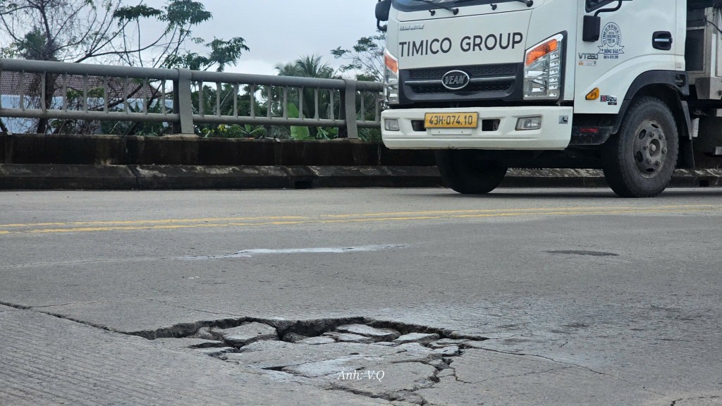 Đà Nẵng: Bề mặt cầu Quảng Hậu xuất hiện hàng loạt vết nứt Đà Nẵng: Bề mặt cầu Quảng Hậu xuất hiện hàng loạt vết nứt