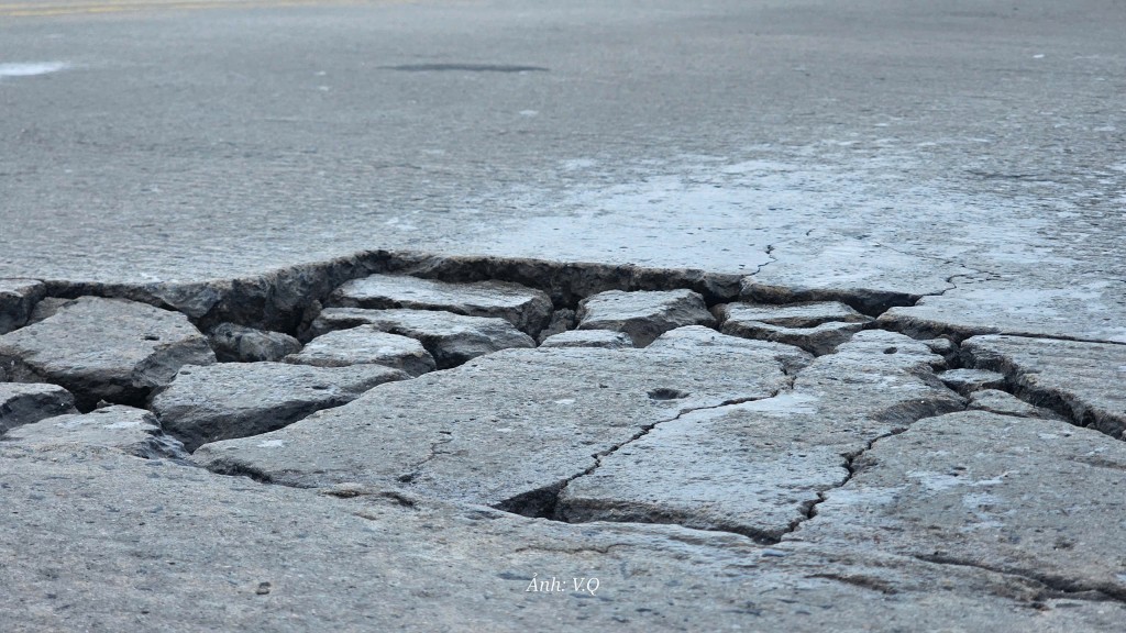 Bề mặt cầu Quảng Hậu xuất hiện hàng loạt vết nứt Bề mặt cầu Quảng Hậu xuất hiện hàng loạt vết nứt