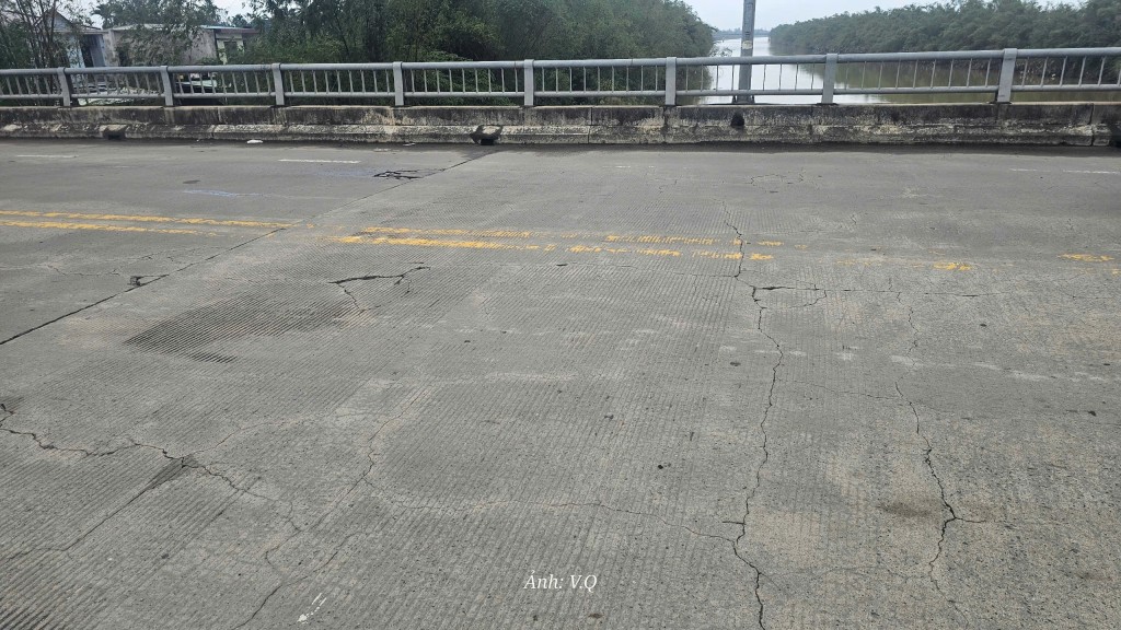 Bề mặt cầu Quảng Hậu xuất hiện hàng loạt vết nứt Bề mặt cầu Quảng Hậu xuất hiện hàng loạt vết nứt