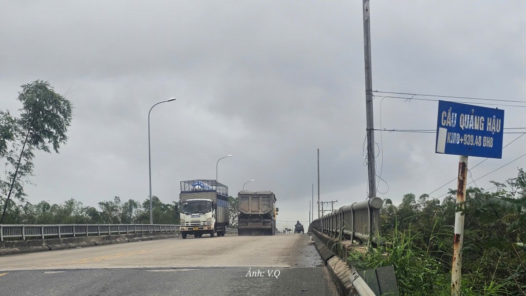 Bề mặt cầu Quảng Hậu xuất hiện hàng loạt vết nứt Bề mặt cầu Quảng Hậu xuất hiện hàng loạt vết nứt