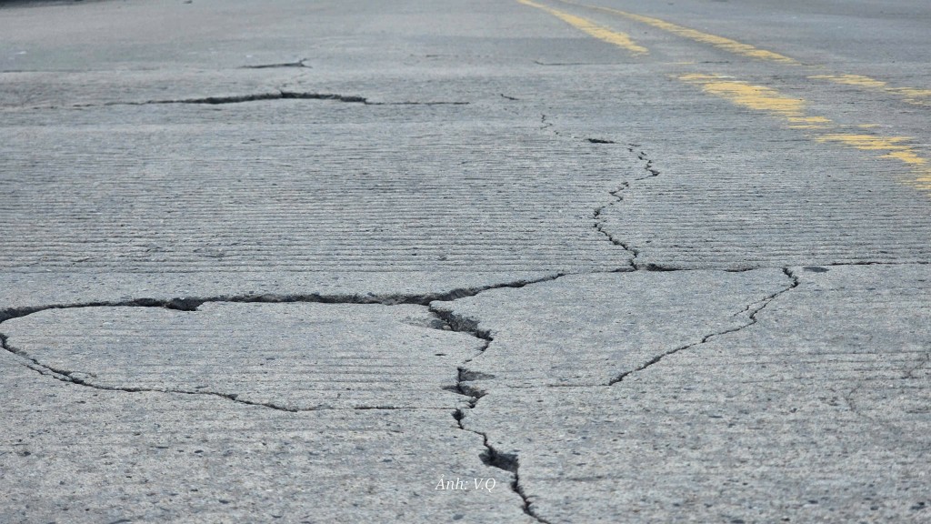 Bề mặt cầu Quảng Hậu xuất hiện hàng loạt vết nứt Bề mặt cầu Quảng Hậu xuất hiện hàng loạt vết nứt