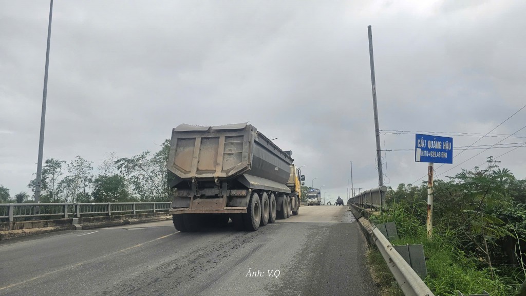 Bề mặt cầu Quảng Hậu xuất hiện hàng loạt vết nứt Bề mặt cầu Quảng Hậu xuất hiện hàng loạt vết nứt