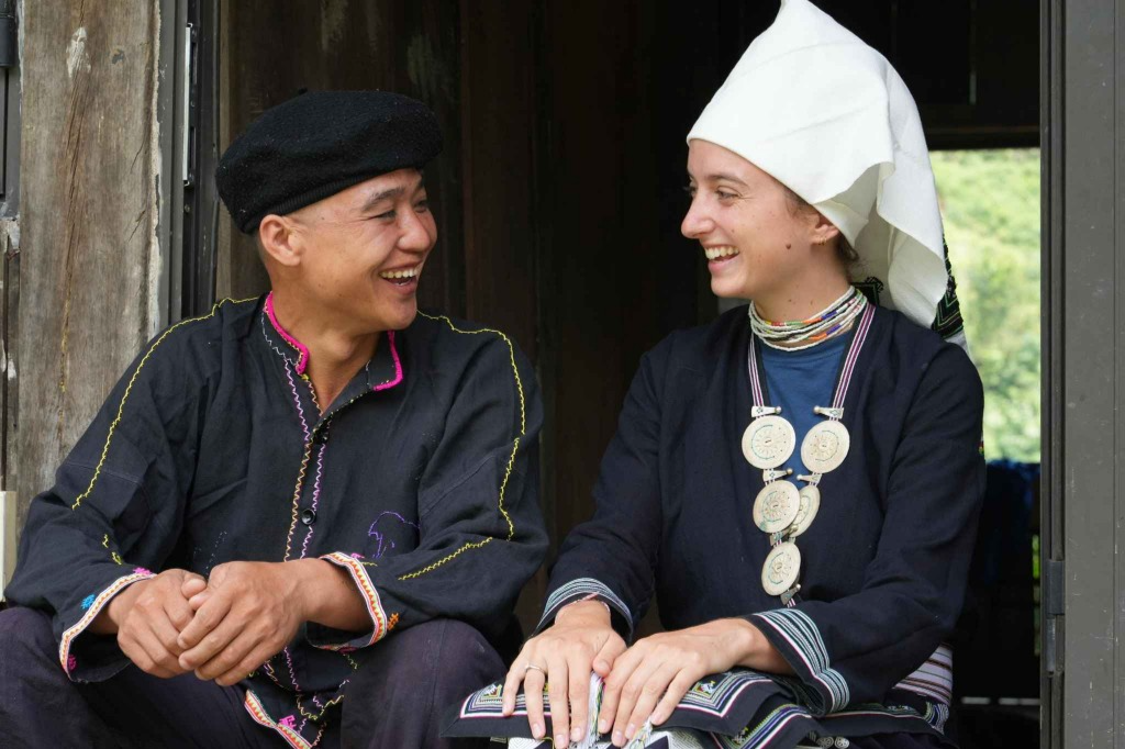 Chu Tiến Thanh (bên trái) hướng dẫn du khách trải nghiệm văn hóa người dân dộc Dao Tiền Chu Tiến Thanh (bên trái) hướng dẫn du khách trải nghiệm văn hóa người dân dộc Dao Tiền