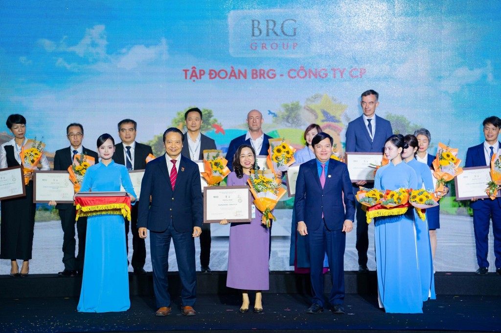 Đại diện Tập đoàn BRG nhận danh hiệu “Top 100 doanh nghiệp phát triển bền vững trong lĩnh vực thương mại - dịch vụ” Đại diện Tập đoàn BRG nhận danh hiệu “Top 100 doanh nghiệp phát triển bền vững trong lĩnh vực thương mại - dịch vụ”