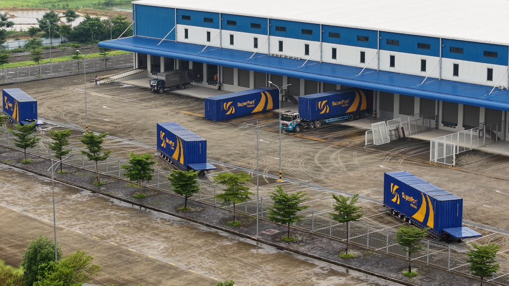 Việt Nam SuperPort™ là siêu cảng hậu cần đa phương thức, đảm nhận sứ mệnh kết nối và tích hợp mạng lưới vận tải hàng hóa Việt Nam vào chuỗi cung ứng toàn cầu.