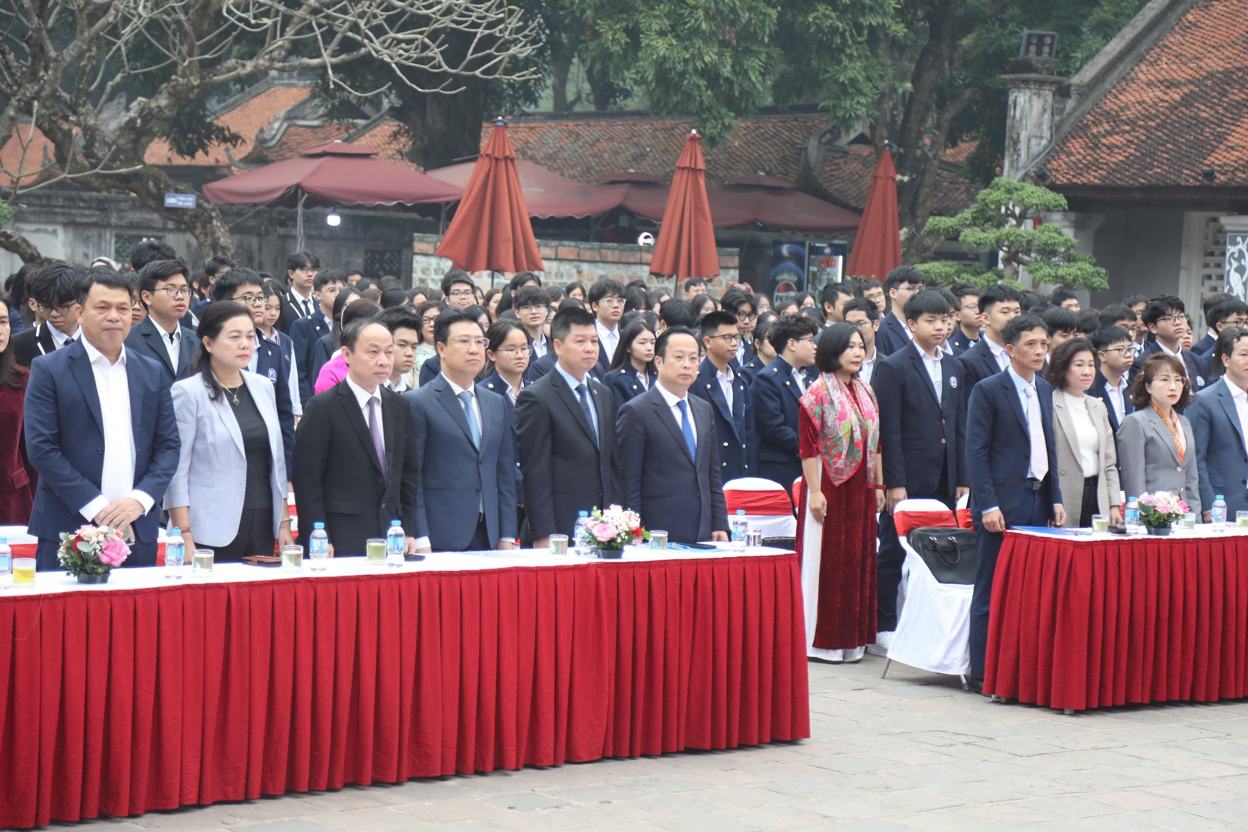 Các vị đại biểu cùng học sinh tham gia buổi gặp mặt Các vị đại biểu cùng học sinh tham gia buổi gặp mặt