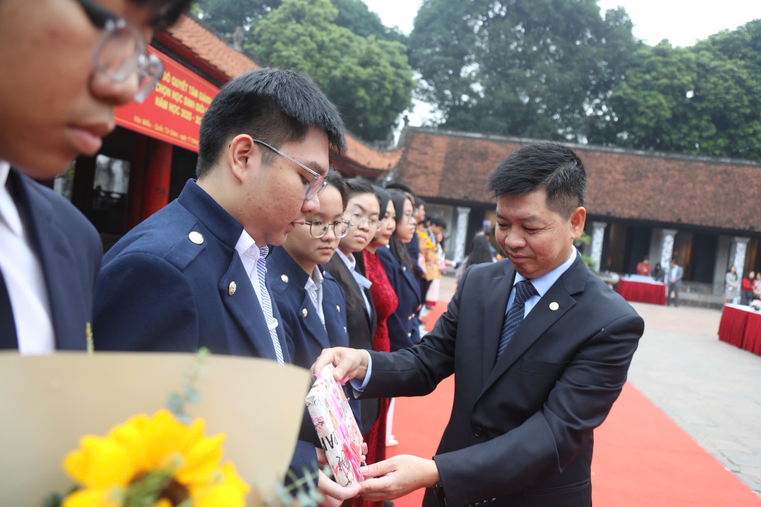 Đồng chí Phạm Quốc Toản - Phó Giám đốc phụ trách Sở GD&ĐT Hà Nội động viên các em học sinh trước kỳ thi chọn học sinh giỏi quốc gia Đồng chí Phạm Quốc Toản - Phó Giám đốc phụ trách Sở GD&ĐT Hà Nội động viên các em học sinh trước kỳ thi chọn học sinh giỏi quốc gia