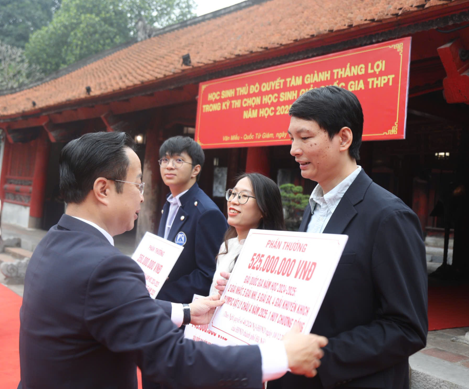 Gặp mặt đội tuyển học sinh giỏi Hà Nội dự thi quốc gia 2025 Gặp mặt đội tuyển học sinh giỏi Hà Nội dự thi quốc gia 2025