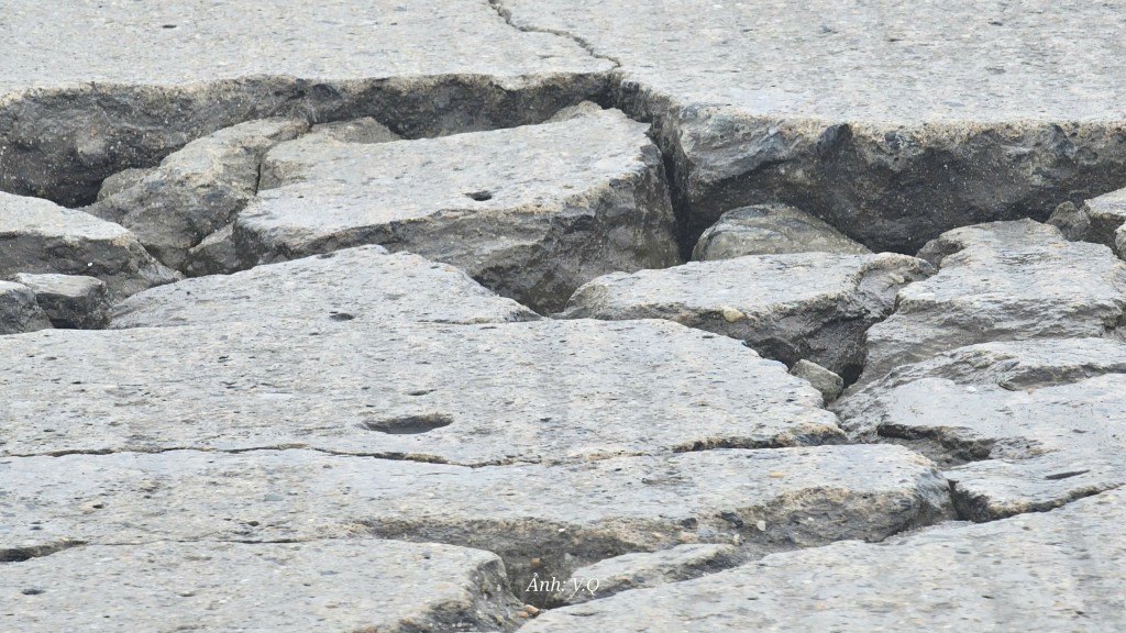 Bề mặt cầu Quảng Hậu xuất hiện hàng loạt vết nứt Bề mặt cầu Quảng Hậu xuất hiện hàng loạt vết nứt