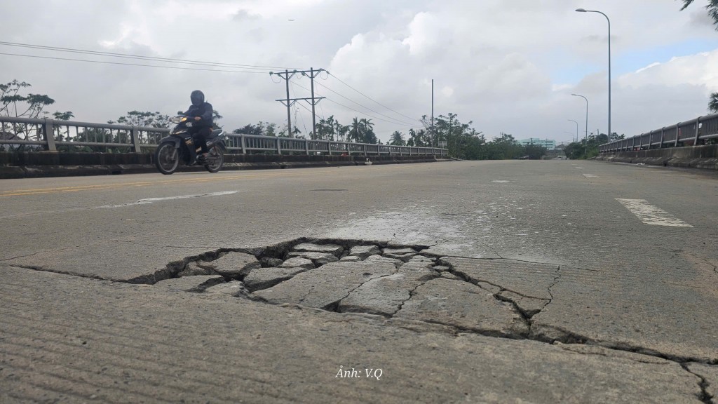 Bề mặt cầu Quảng Hậu xuất hiện hàng loạt vết nứt Bề mặt cầu Quảng Hậu xuất hiện hàng loạt vết nứt