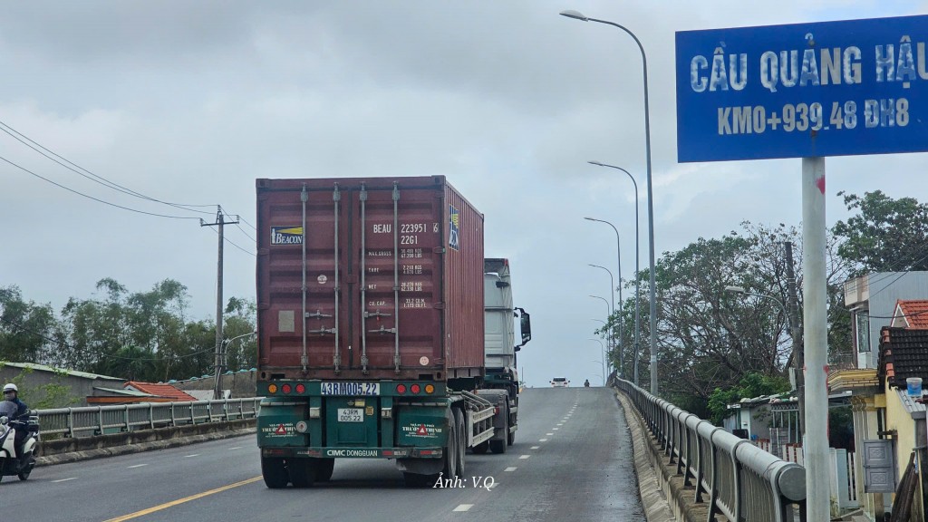 Bề mặt cầu Quảng Hậu xuất hiện hàng loạt vết nứt Bề mặt cầu Quảng Hậu xuất hiện hàng loạt vết nứt