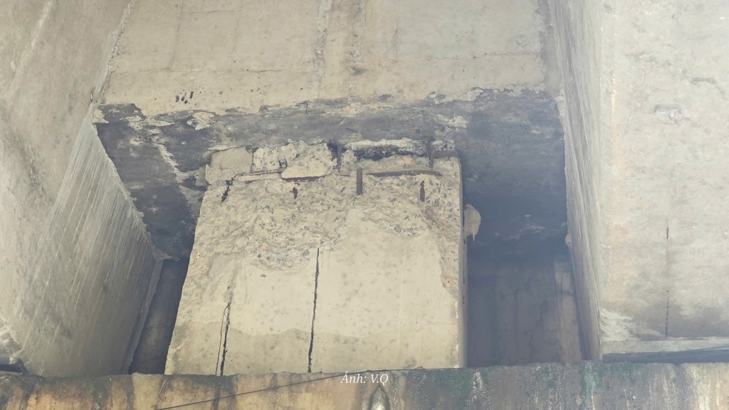 Bề mặt cầu Quảng Hậu xuất hiện hàng loạt vết nứt Bề mặt cầu Quảng Hậu xuất hiện hàng loạt vết nứt