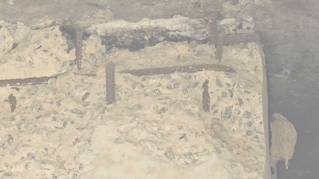 Bề mặt cầu Quảng Hậu xuất hiện hàng loạt vết nứt Bề mặt cầu Quảng Hậu xuất hiện hàng loạt vết nứt