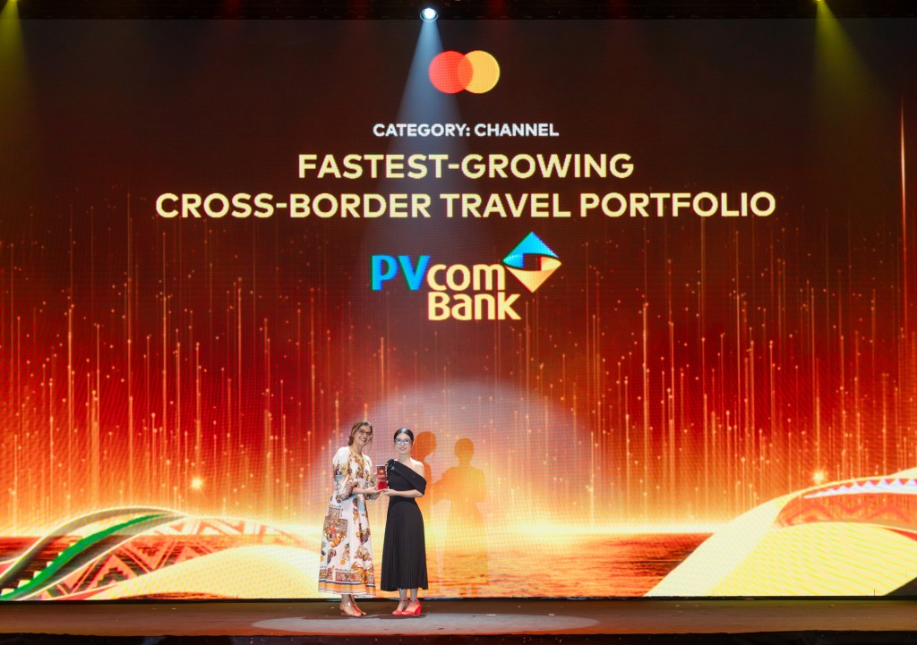 Đại diện PVcomBank nhận Giải thưởng Danh Mục Du Lịch Xuyên Biên Giới Phát Triển Nhanh Nhất tại sự kiện