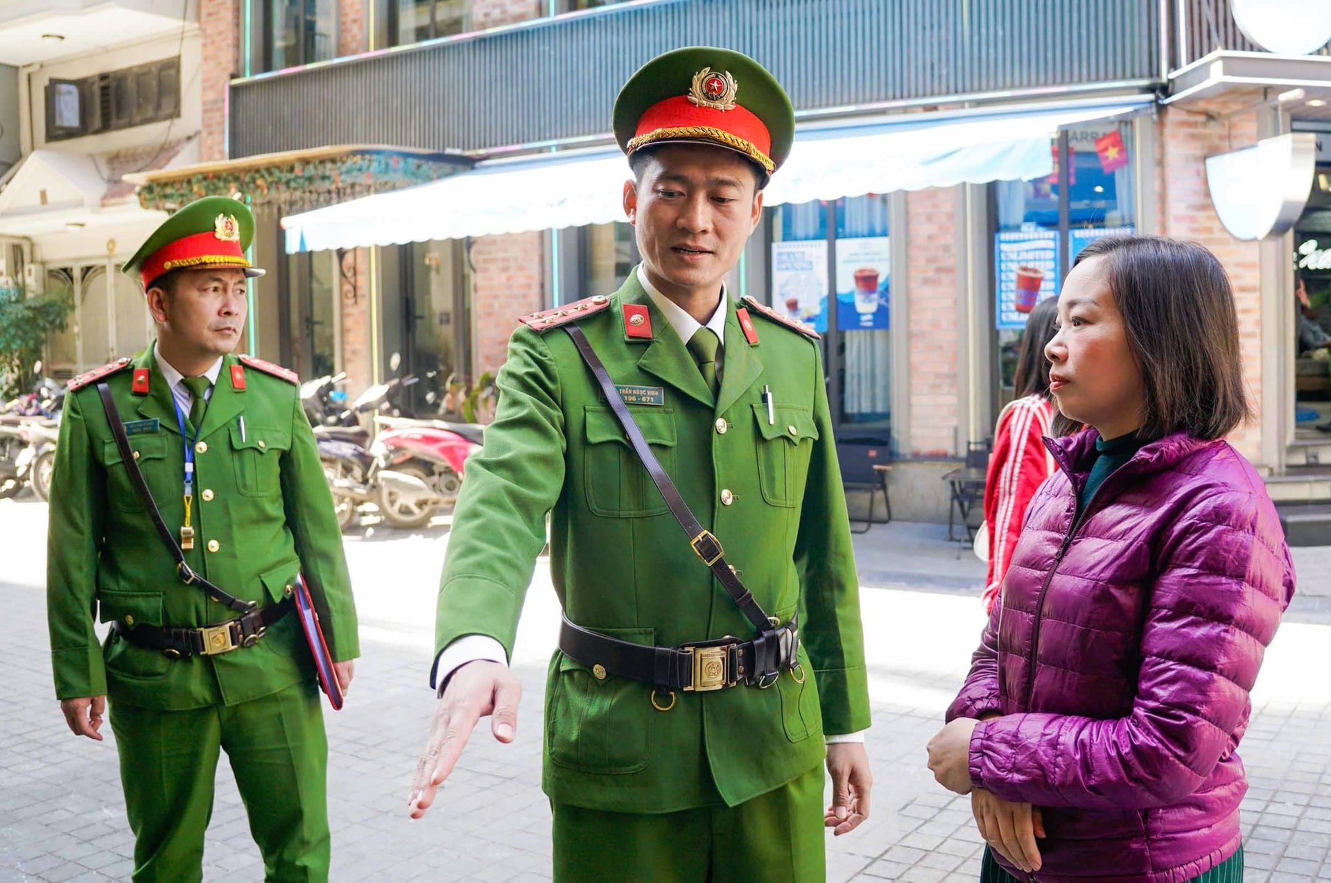 Công an phường Ba Đình nhắc nhở hộ kinh doanh trên tuyến phố đi bộ kết hợp kinh doanh ẩm thực Đảo Ngọc - Ngũ Xã về trật tự, văn minh đô thị. Công an phường Ba Đình nhắc nhở hộ kinh doanh trên tuyến phố đi bộ kết hợp kinh doanh ẩm thực Đảo Ngọc - Ngũ Xã về trật tự, văn minh đô thị.