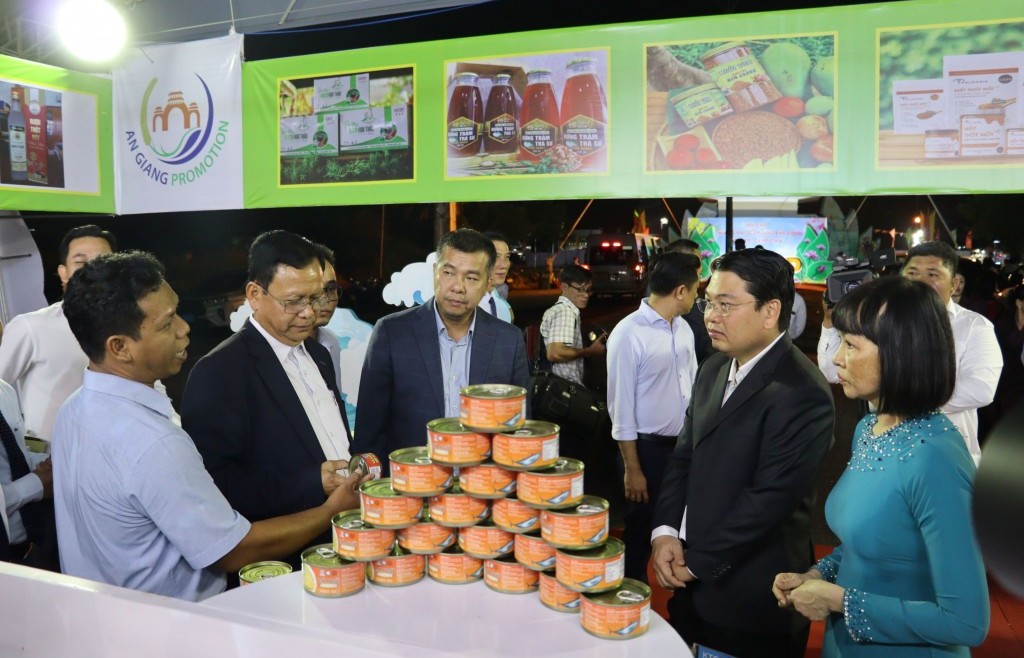 Khai mạc Hội chợ Thương mại OCOP vùng biên giới Việt Nam – Campuchia